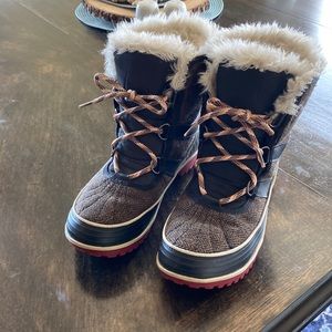 Sorel winter boots, size 8.5. EUC.